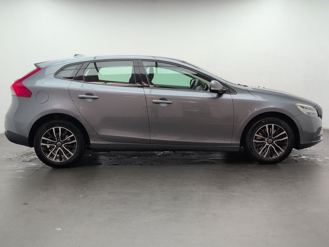 USED 2017 67 VOLVO V40 1.5 V40 Momentum Nav+ T2 Auto 5dr CLICK+COLLECT / HOME DELIVERY