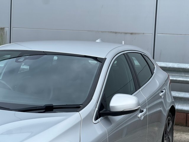 View our VOLVO V40
