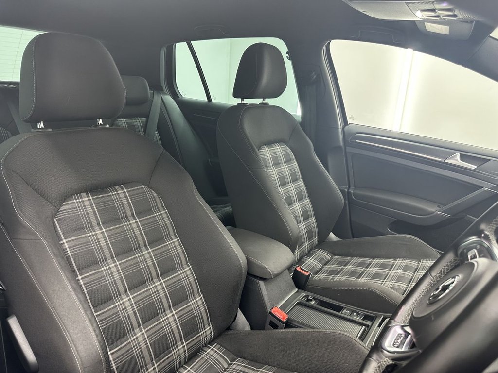 2017 Volkswagen GOLF — image 2