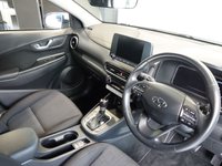 USED 2021 21 HYUNDAI KONA 1.6 h-GDi SE Connect SUV 5dr Petrol Hybrid DCT Euro 6 (s/s) (141 ps) FULL HYUNDAI MAIN DEALER SERVICE HISTORY + VIRTUAL COCKPIT DIGITAL DASH DISPLAY + APPLE CARPLAY / APPS CONTROL + BLUETOOTH MEDIA STREAMING + REAR VIEW CAMERA + DAB DIGITAL RADIO + IN CAR ENTERTAINMENT WITH TOUCH SCREEN MEDIA DISPLAY + PARKING SENSOR+ HILL HOLD START ASSIST + CLIMATE CONTROL + AIR CONDITIONING + AUTOMATIC HEADLIGHTS + AUTOMATIC WIPERS WITH RAIN SENSOR + CRUISE CONTROL + LANE ASSIST + LEATHER MULTIFUNCTIONAL STEERING WHEEL WITH PADDLE SHIFT GEAR SELECT + VOICE COMMAND