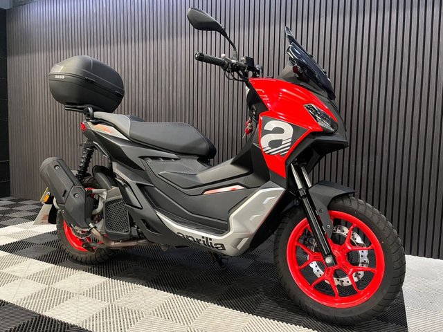 View our APRILIA SR GT 125 Sport