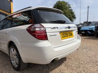 USED 2009 09 SUBARU OUTBACK 2.5 SE Estate 5dr Automatic (194 g/km, 171 bhp) 3 OWNERS + FULL SERVICE HISTORY + ULEZ COMPLIANT + FINISHED IN PEARL WHITE WITH FULL BLACK LEATHER SEATS + ELECTRIC SUNROOF + AIRCON + CRUISE CONTROL + ELECTRIC FOLDING MIRRORS + ALLOY WHEELS