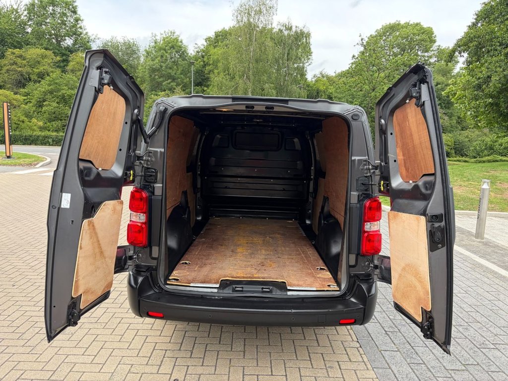 USED 2020 69 VAUXHALL VIVARO 3100 DYNAMIC 2.0TurboD EU6 S/S L2 H1 120ps *TWIN SLD*AIRCON*SENSORS*E/PACK*AUTO LIGHTS AND WIPERS* EU6-A/C-SENSORS-E/P-L2-6 DOORS