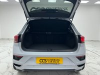 USED 2020 20 VOLKSWAGEN T-ROC 1.5 TSI GPF EVO R-Line SUV 5dr Petrol Manual Euro 6 (s/s) (150 ps) Finished In Pure White, This T-Roc Comes With 2 Keys, Reverse Camera, Front And Rear Parking Sensors, Service History, R Logo Embossed, Heated Front Seats, 19" Alloy Wheels, 12 Months MOT, 3 Months Warranty. Finance And Extended Warranty Available.