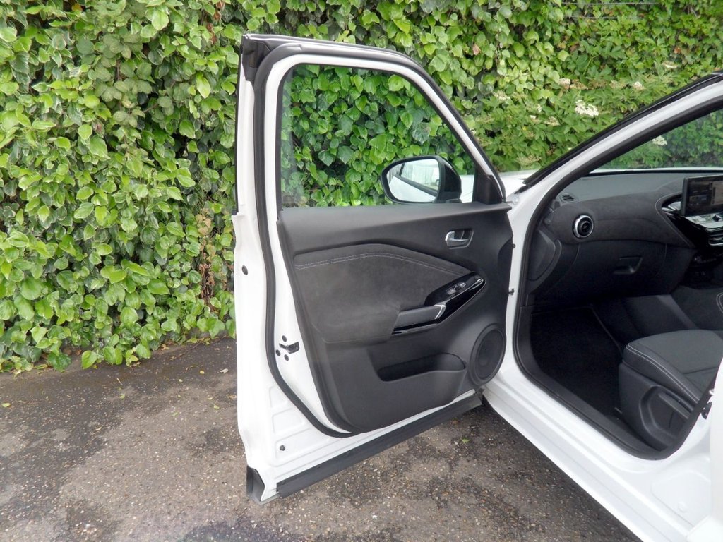 USED 2025 25 NISSAN JUKE 1.6 Tekna+ SUV 5dr Petrol Hybrid Auto Euro 6 (143 ps) Pearl White - Nissan Warranty 2028