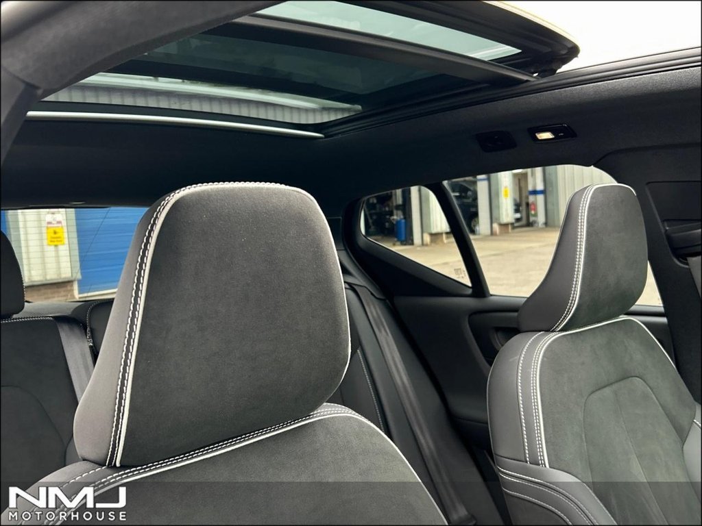 USED 2022 72 VOLVO XC40 2.0 B4 MHEV Ultimate DCT Auto Euro 6 (s/s) 5dr 9.9%APR PAN ROOF FULL SH