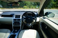 USED 2015 65 LAND ROVER DISCOVERY SPORT 2.0 TD4 HSE Luxury SUV 5dr Diesel Auto 4WD Euro 6 (s/s) (180 ps) LOIRE BLUE METALLIC PAINTWORK + SUNROOF + WINTER PACK + 7 SEATS