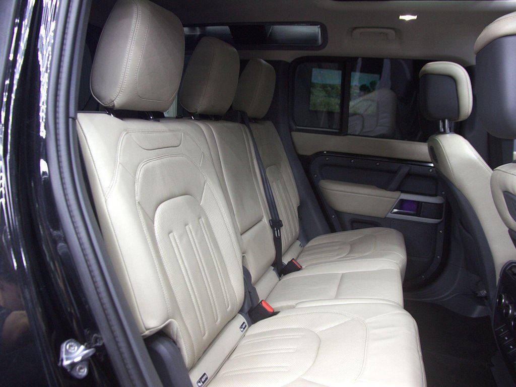 USED 2020 70 LAND ROVER DEFENDER 110 2.0 SD4 HSE Auto 4WD Euro 6 (s/s) 5dr BARUGZAI KIT|PAN ROOF|7 SEATER