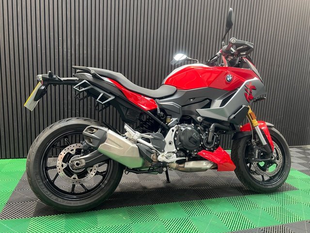 View our BMW F 900 XR