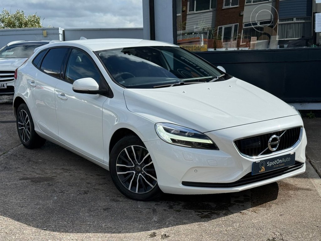 USED 2018 18 VOLVO V40 1.5 T2 GPF Momentum Nav Plus Hatchback 5dr Petrol Auto Euro 6 (s/s) (122 ps) AUTO+SAT NAV+BLUETOOTH+CRUISE