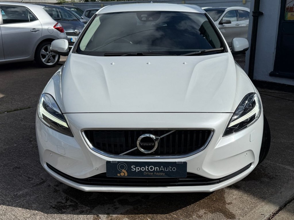 USED 2018 18 VOLVO V40 1.5 T2 GPF Momentum Nav Plus Hatchback 5dr Petrol Auto Euro 6 (s/s) (122 ps) AUTO+SAT NAV+BLUETOOTH+CRUISE