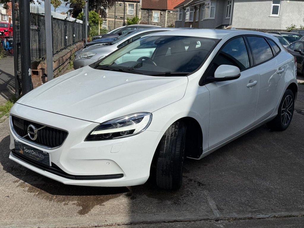 USED 2018 18 VOLVO V40 1.5 T2 GPF Momentum Nav Plus Hatchback 5dr Petrol Auto Euro 6 (s/s) (122 ps) AUTO+SAT NAV+BLUETOOTH+CRUISE