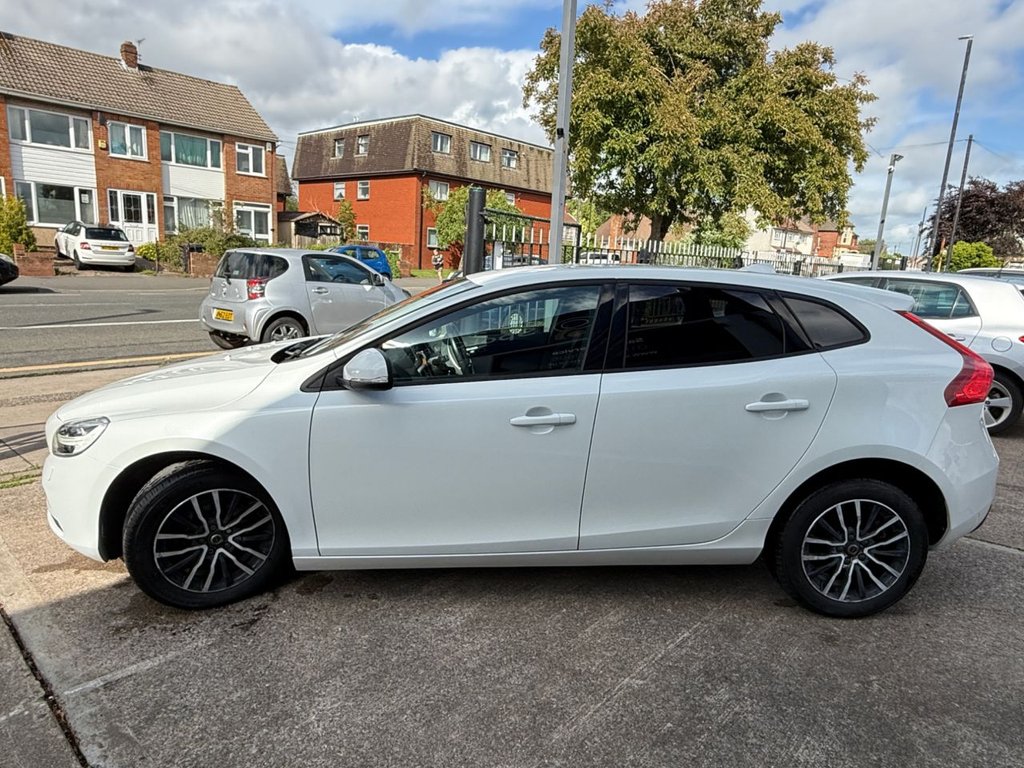 USED 2018 18 VOLVO V40 1.5 T2 GPF Momentum Nav Plus Hatchback 5dr Petrol Auto Euro 6 (s/s) (122 ps) AUTO+SAT NAV+BLUETOOTH+CRUISE