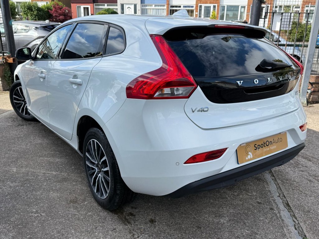 USED 2018 18 VOLVO V40 1.5 T2 GPF Momentum Nav Plus Hatchback 5dr Petrol Auto Euro 6 (s/s) (122 ps) AUTO+SAT NAV+BLUETOOTH+CRUISE