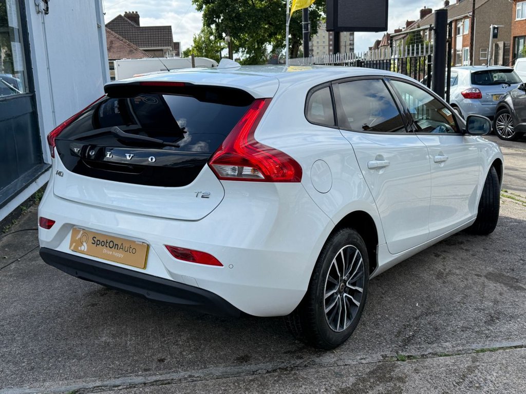 USED 2018 18 VOLVO V40 1.5 T2 GPF Momentum Nav Plus Hatchback 5dr Petrol Auto Euro 6 (s/s) (122 ps) AUTO+SAT NAV+BLUETOOTH+CRUISE