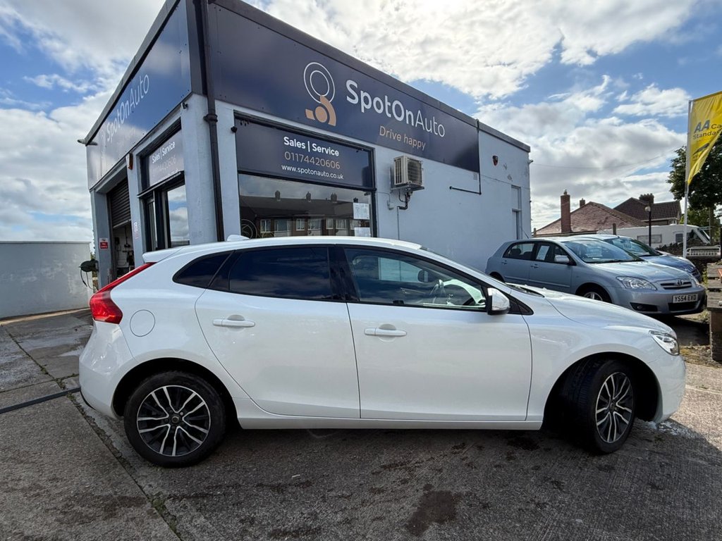 USED 2018 18 VOLVO V40 1.5 T2 GPF Momentum Nav Plus Hatchback 5dr Petrol Auto Euro 6 (s/s) (122 ps) AUTO+SAT NAV+BLUETOOTH+CRUISE