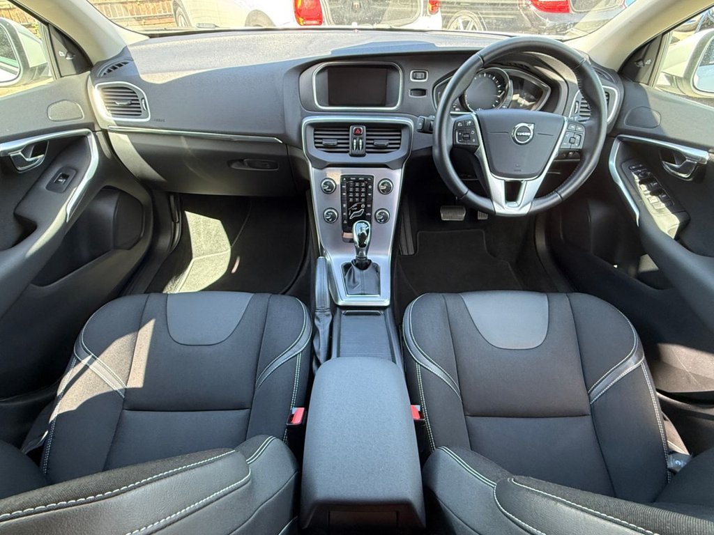 USED 2018 18 VOLVO V40 1.5 T2 GPF Momentum Nav Plus Hatchback 5dr Petrol Auto Euro 6 (s/s) (122 ps) AUTO+SAT NAV+BLUETOOTH+CRUISE