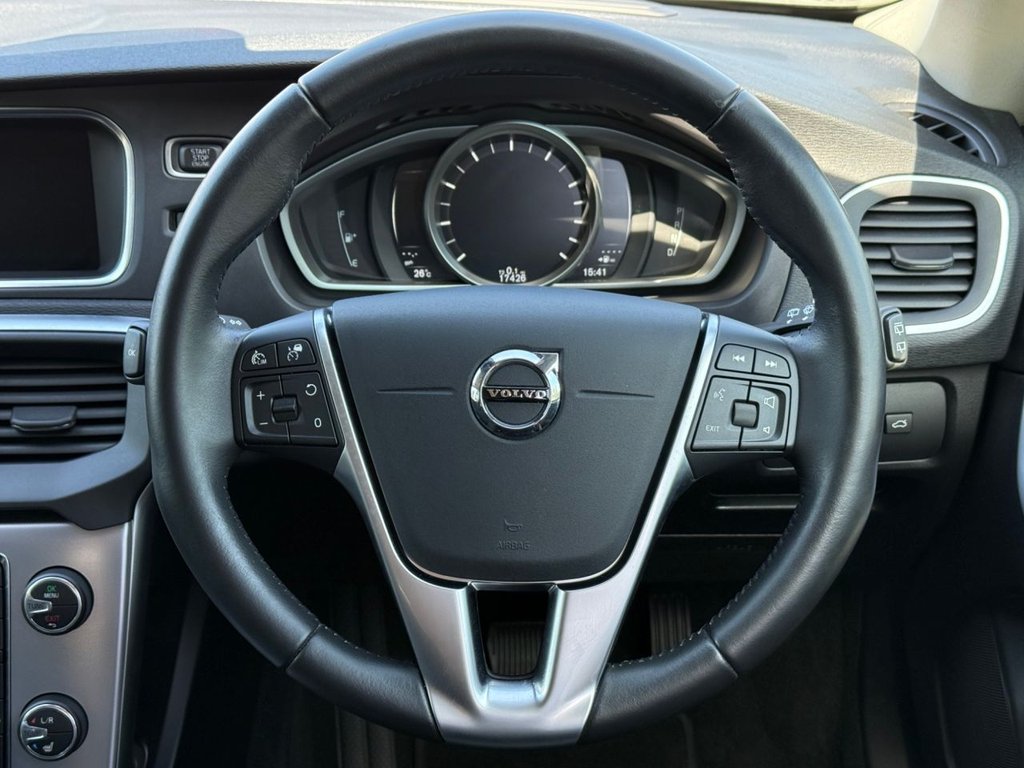 USED 2018 18 VOLVO V40 1.5 T2 GPF Momentum Nav Plus Hatchback 5dr Petrol Auto Euro 6 (s/s) (122 ps) AUTO+SAT NAV+BLUETOOTH+CRUISE