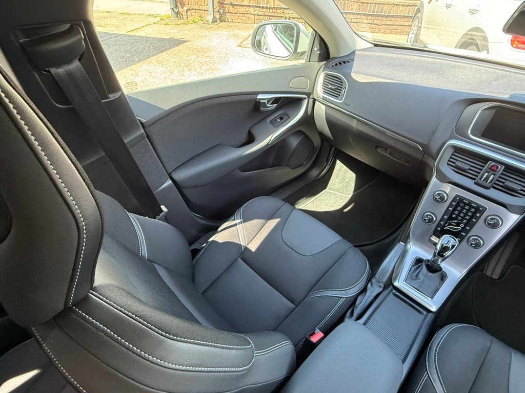 USED 2018 18 VOLVO V40 1.5 T2 GPF Momentum Nav Plus Hatchback 5dr Petrol Auto Euro 6 (s/s) (122 ps) AUTO+SAT NAV+BLUETOOTH+CRUISE