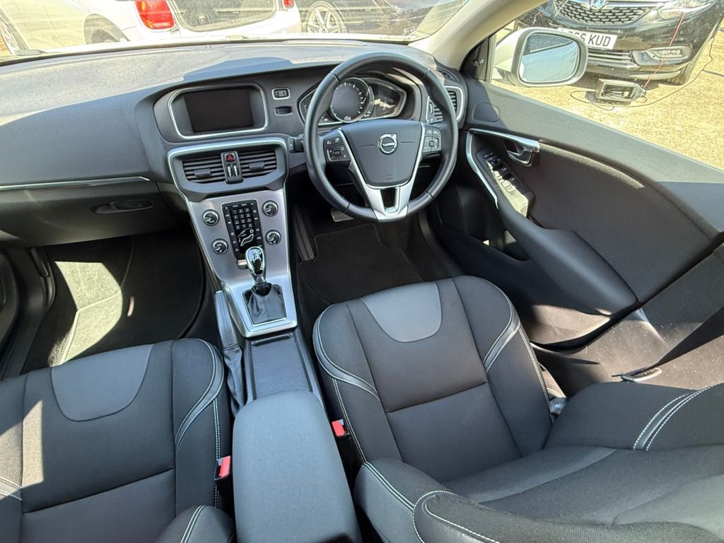 USED 2018 18 VOLVO V40 1.5 T2 GPF Momentum Nav Plus Hatchback 5dr Petrol Auto Euro 6 (s/s) (122 ps) AUTO+SAT NAV+BLUETOOTH+CRUISE
