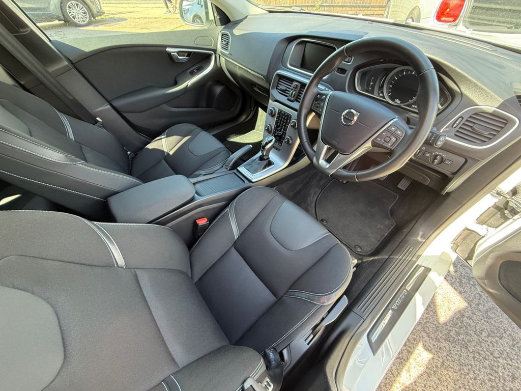 USED 2018 18 VOLVO V40 1.5 T2 GPF Momentum Nav Plus Hatchback 5dr Petrol Auto Euro 6 (s/s) (122 ps) AUTO+SAT NAV+BLUETOOTH+CRUISE