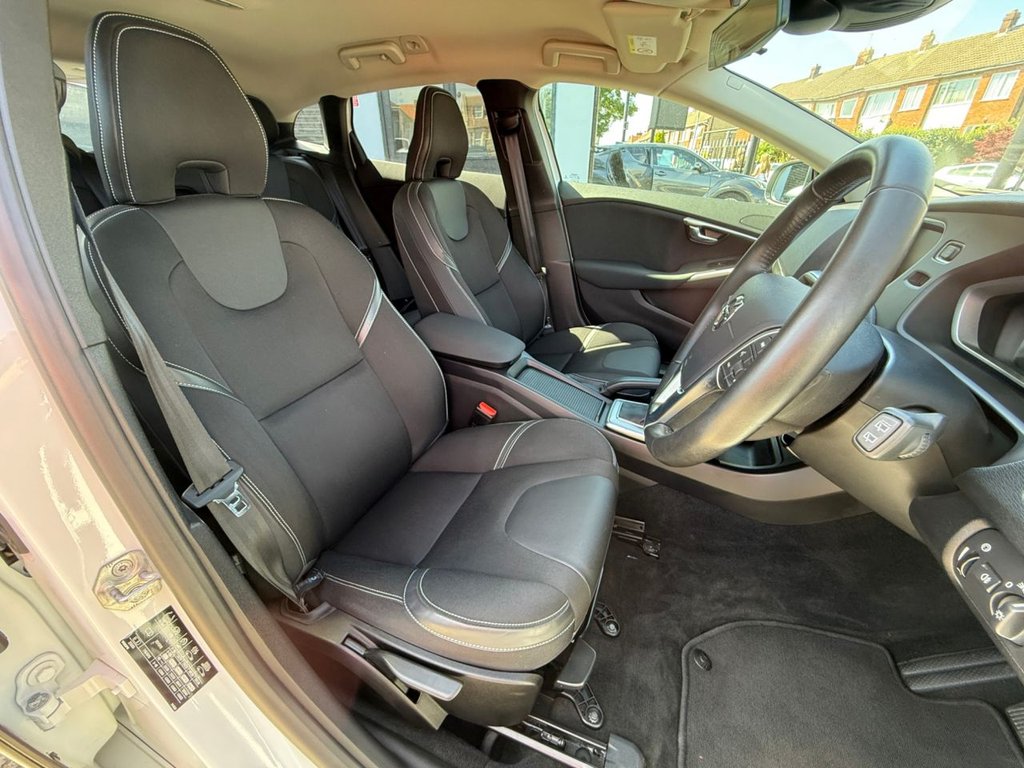 USED 2018 18 VOLVO V40 1.5 T2 GPF Momentum Nav Plus Hatchback 5dr Petrol Auto Euro 6 (s/s) (122 ps) AUTO+SAT NAV+BLUETOOTH+CRUISE