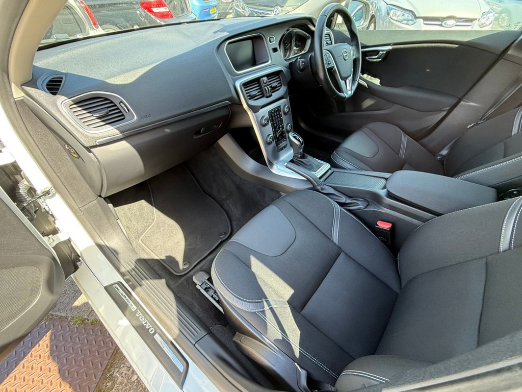 USED 2018 18 VOLVO V40 1.5 T2 GPF Momentum Nav Plus Hatchback 5dr Petrol Auto Euro 6 (s/s) (122 ps) AUTO+SAT NAV+BLUETOOTH+CRUISE