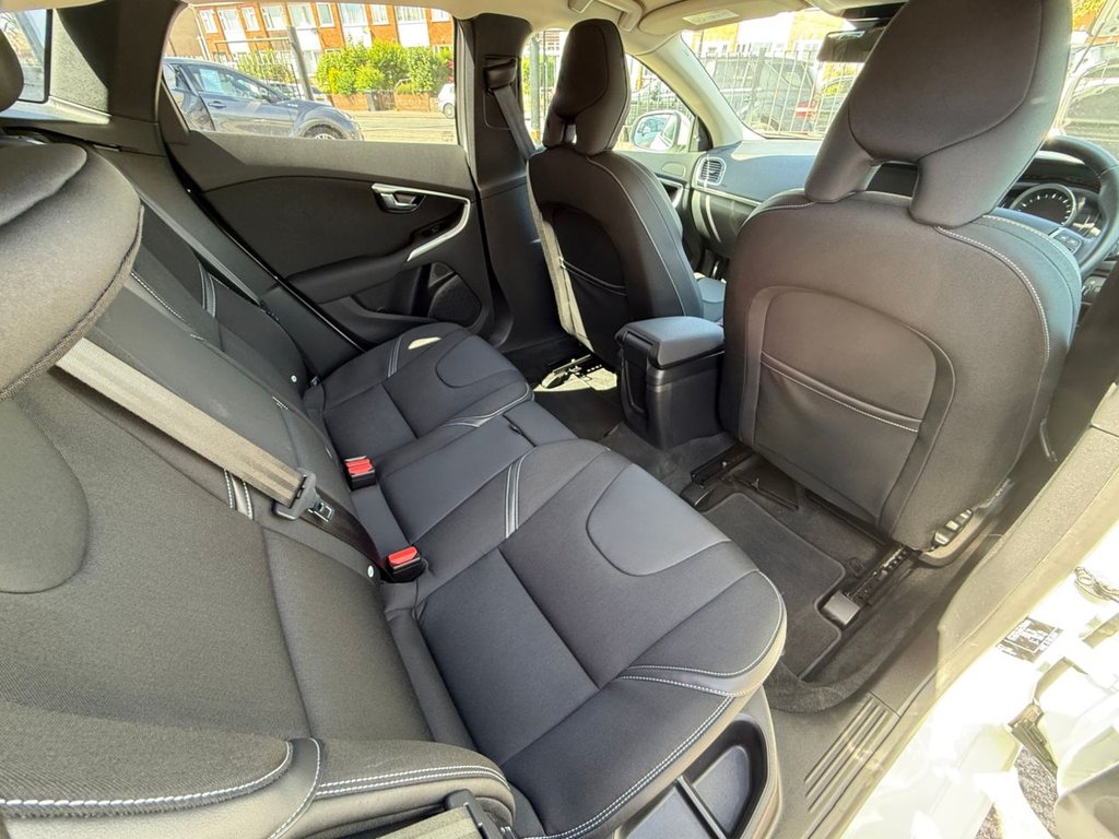 USED 2018 18 VOLVO V40 1.5 T2 GPF Momentum Nav Plus Hatchback 5dr Petrol Auto Euro 6 (s/s) (122 ps) AUTO+SAT NAV+BLUETOOTH+CRUISE