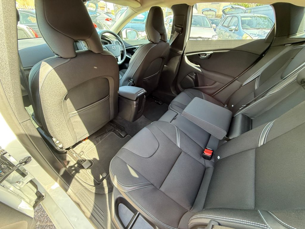 USED 2018 18 VOLVO V40 1.5 T2 GPF Momentum Nav Plus Hatchback 5dr Petrol Auto Euro 6 (s/s) (122 ps) AUTO+SAT NAV+BLUETOOTH+CRUISE