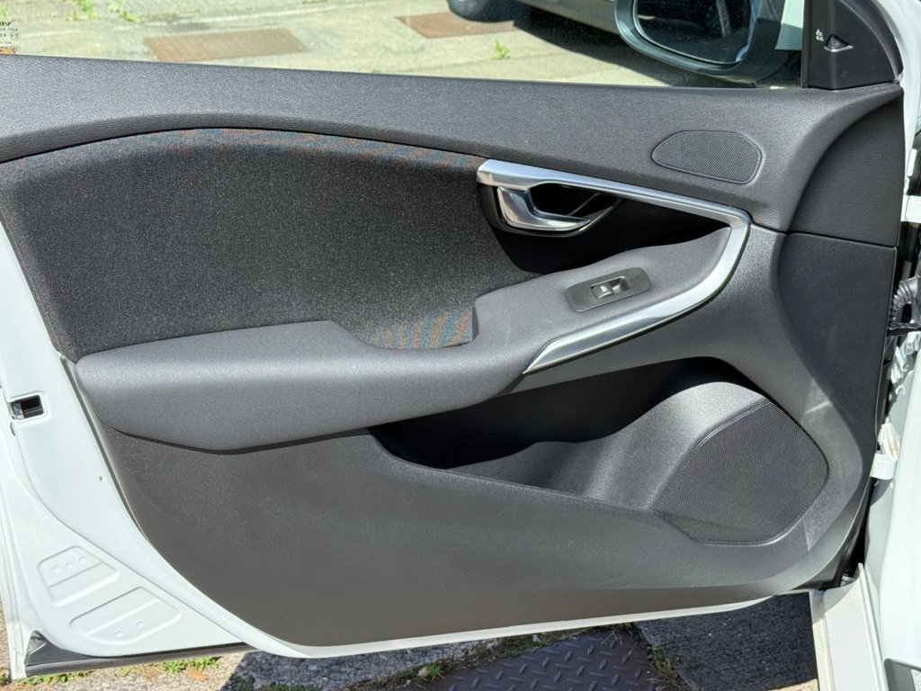 USED 2018 18 VOLVO V40 1.5 T2 GPF Momentum Nav Plus Hatchback 5dr Petrol Auto Euro 6 (s/s) (122 ps) AUTO+SAT NAV+BLUETOOTH+CRUISE