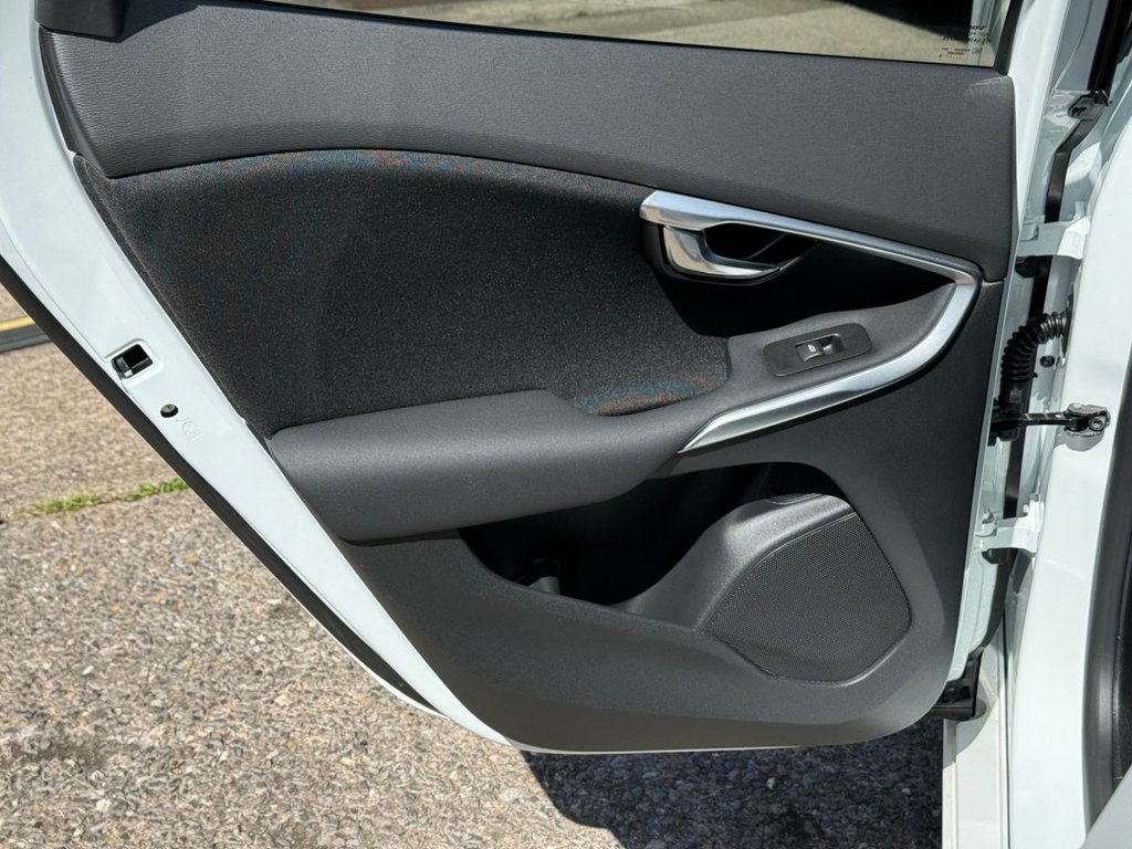 USED 2018 18 VOLVO V40 1.5 T2 GPF Momentum Nav Plus Hatchback 5dr Petrol Auto Euro 6 (s/s) (122 ps) AUTO+SAT NAV+BLUETOOTH+CRUISE