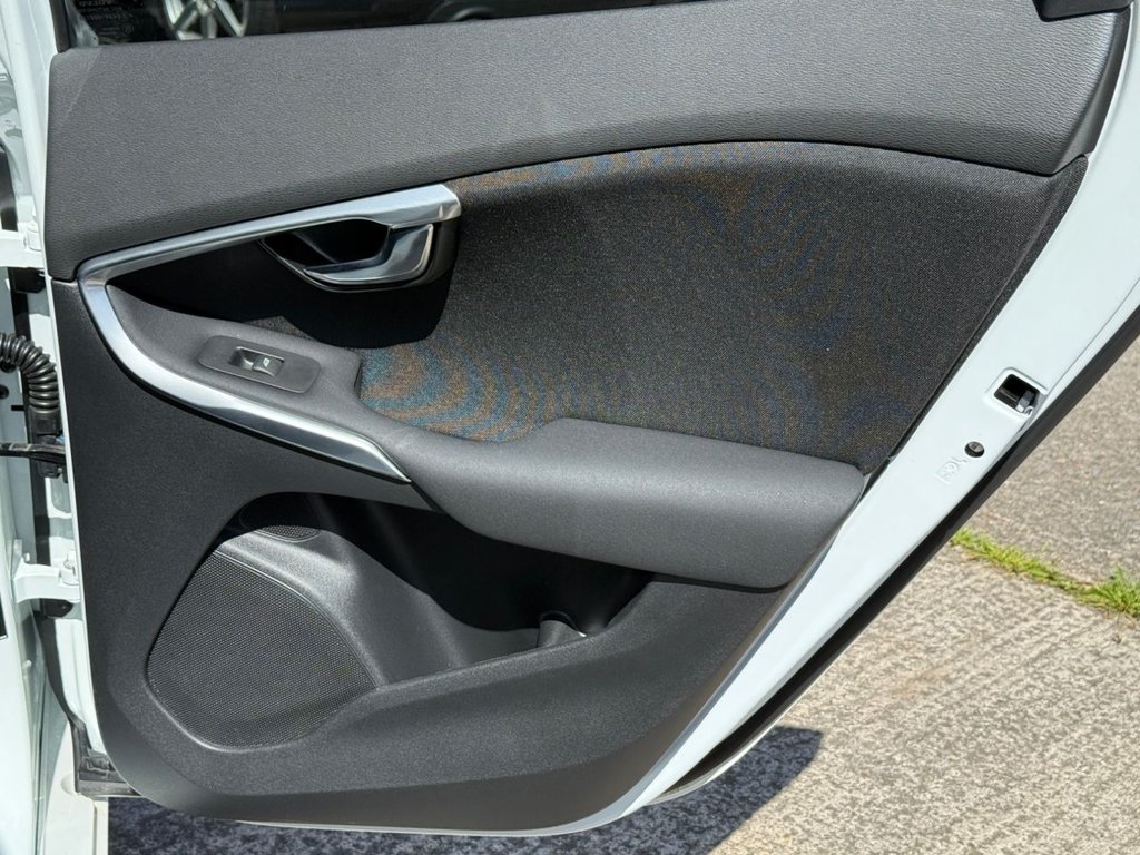 USED 2018 18 VOLVO V40 1.5 T2 GPF Momentum Nav Plus Hatchback 5dr Petrol Auto Euro 6 (s/s) (122 ps) AUTO+SAT NAV+BLUETOOTH+CRUISE