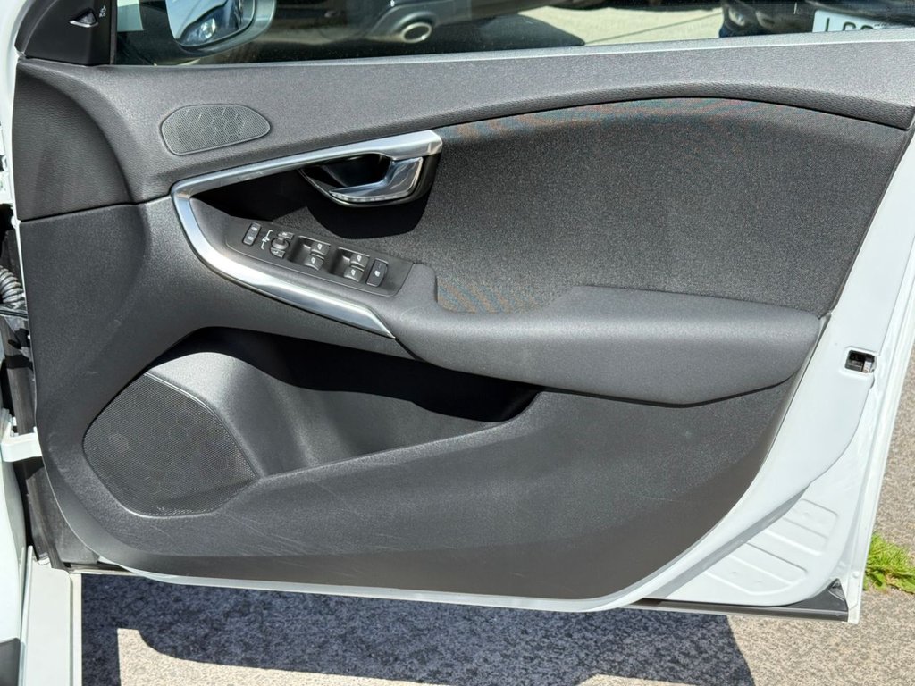 USED 2018 18 VOLVO V40 1.5 T2 GPF Momentum Nav Plus Hatchback 5dr Petrol Auto Euro 6 (s/s) (122 ps) AUTO+SAT NAV+BLUETOOTH+CRUISE