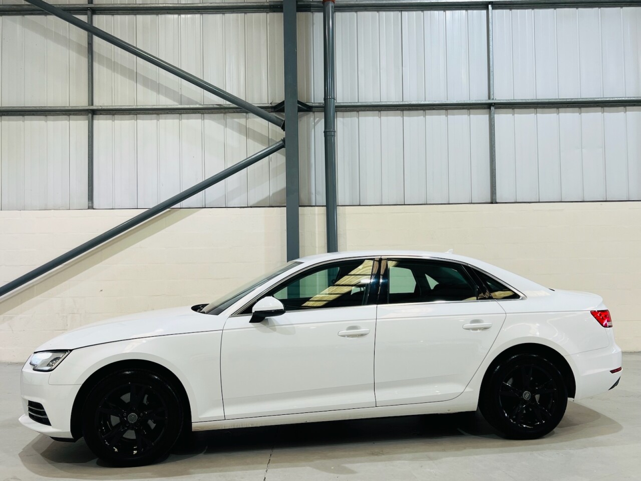 2016 Audi A4 thumbnail 6