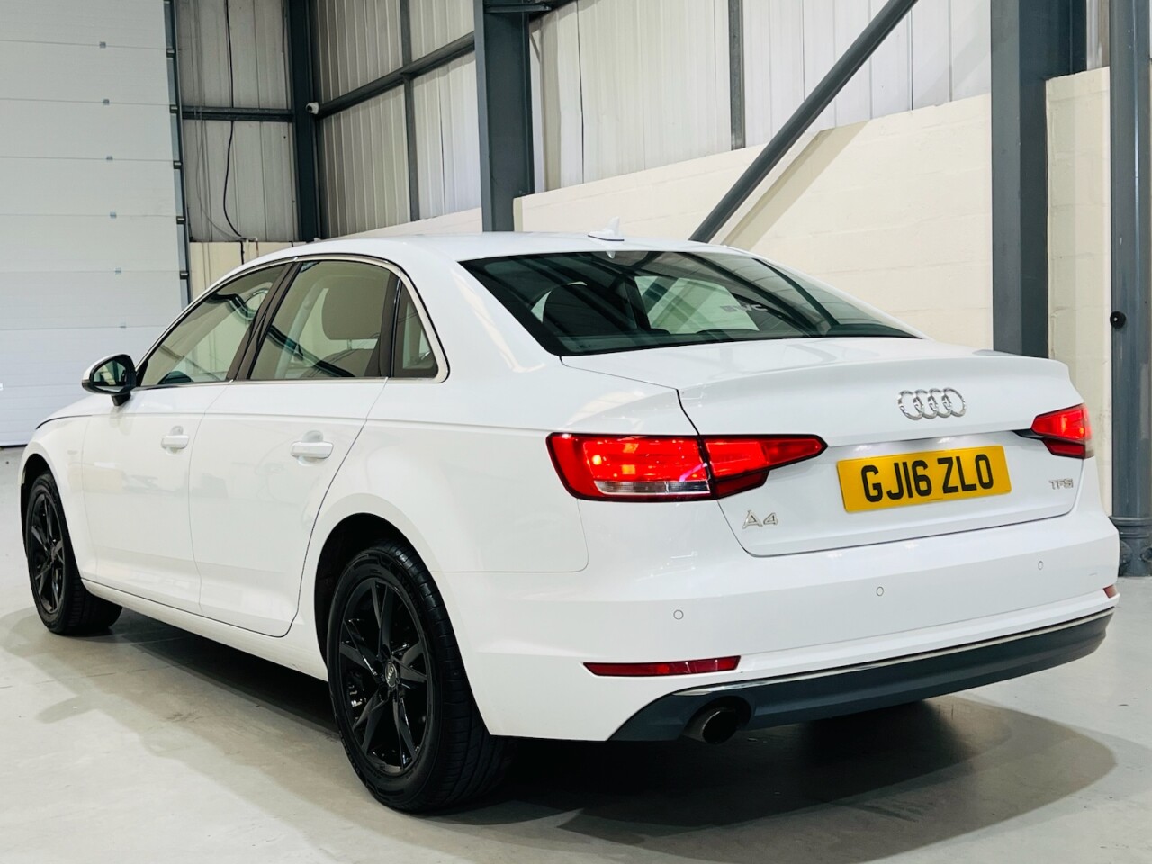 2016 Audi A4 thumbnail 2