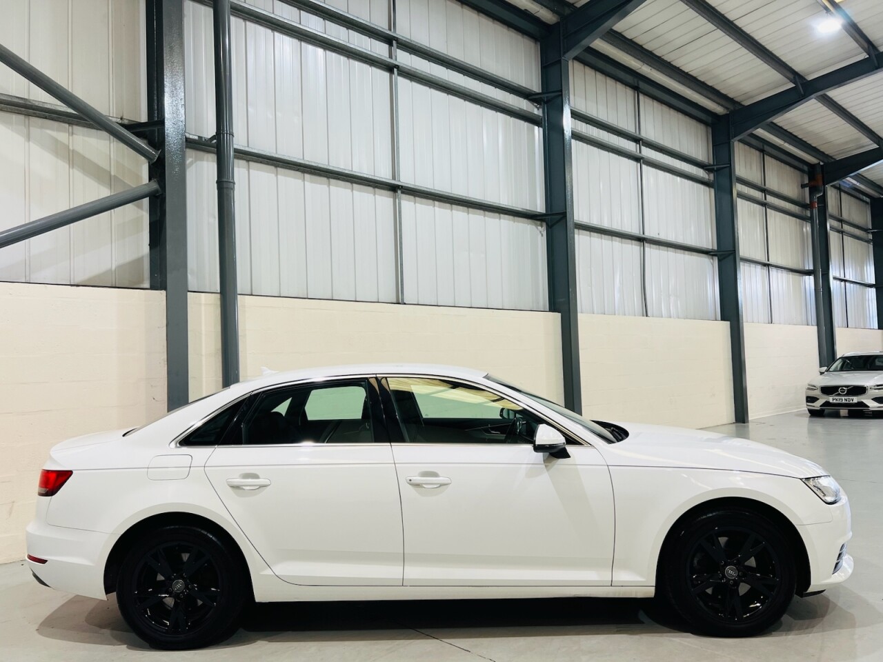 2016 Audi A4 thumbnail 15
