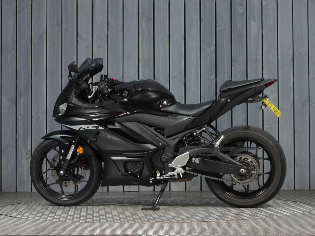 YAMAHA R3