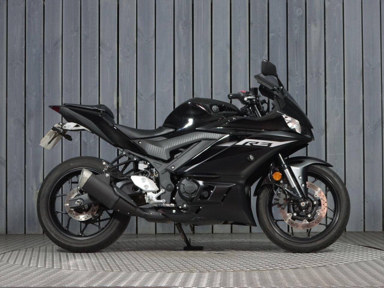 YAMAHA R3