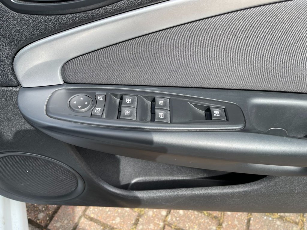 USED 2011 61 RENAULT MEGANE 1.9 dCi Dynamique TomTom Convertible 2dr Diesel Manual Euro 5 (130 ps) 