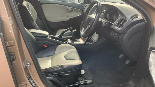 View our VOLVO V40 CROSS COUNTRY