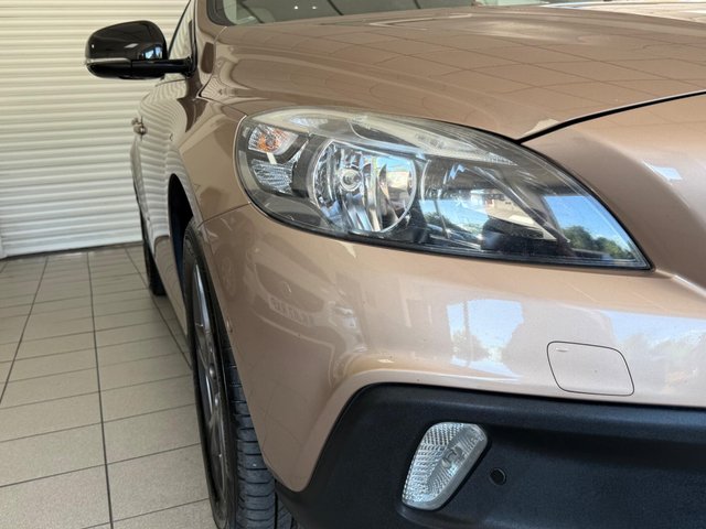 View our VOLVO V40 CROSS COUNTRY