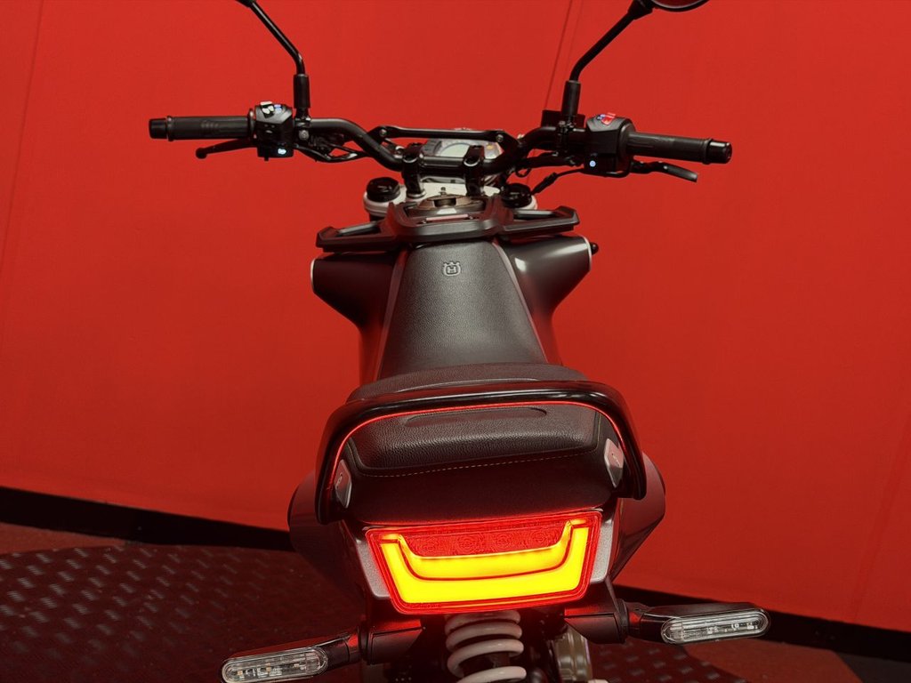 USED 2022 22 HUSQVARNA SVARTPILEN 125 TRADE BIKES AT TRADE PRICES AKRAPOVIC EXHAUST