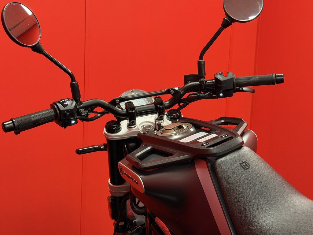 USED 2022 22 HUSQVARNA SVARTPILEN 125 TRADE BIKES AT TRADE PRICES AKRAPOVIC EXHAUST