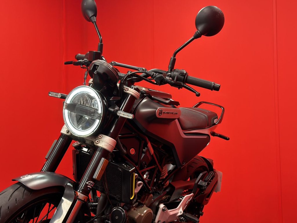 USED 2022 22 HUSQVARNA SVARTPILEN 125 TRADE BIKES AT TRADE PRICES AKRAPOVIC EXHAUST