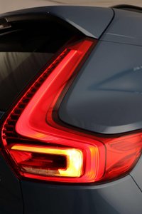 USED 2024 24 VOLVO XC40 2.0 B3 MHEV Plus Dark SUV 5dr Petrol Hybrid DCT Auto Euro 6 (s/s) (163 ps) 1 OWNER, CAMERA, HEATED SEATS