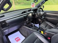 USED 2022 22 TOYOTA HI-LUX 2.8 D-4D Invincible X Pickup Double Cab 4dr Diesel Auto 4WD Euro 6 (s/s) (204 ps) TOYOTA HILUX INVINCIBLE X ONE OWNER FULL TOYOTA HISTORY -