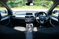 USED 2020 20 BMW X1 1.5 18i SE SUV 5dr Petrol DCT sDrive Euro 6 (s/s) (140 ps) ALPINE WHITE PAINTWORK + CARPLAY + SUNROOF + HEATED SEATS