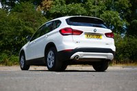USED 2020 20 BMW X1 1.5 18i SE SUV 5dr Petrol DCT sDrive Euro 6 (s/s) (140 ps) ALPINE WHITE PAINTWORK + CARPLAY + SUNROOF + HEATED SEATS
