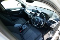 USED 2020 20 BMW X1 1.5 18i SE SUV 5dr Petrol DCT sDrive Euro 6 (s/s) (140 ps) ALPINE WHITE PAINTWORK + CARPLAY + SUNROOF + HEATED SEATS