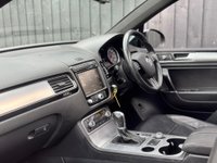 USED 2015 15 VOLKSWAGEN TOUAREG 3.0 TDI V6 BlueMotion Tech R-Line Tiptronic 4WD Euro 6 (s/s) 5dr PAN ROOF 2 OWNERS 10 SERVICE